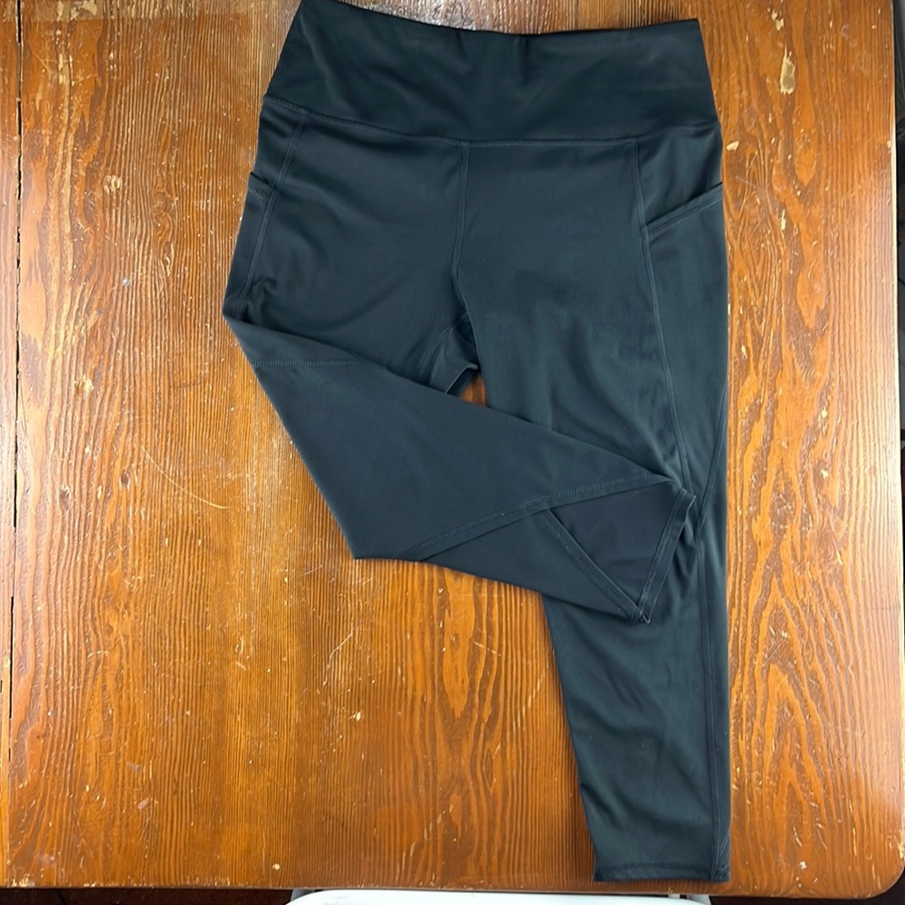 LARGE Ladied Head Workout Capris